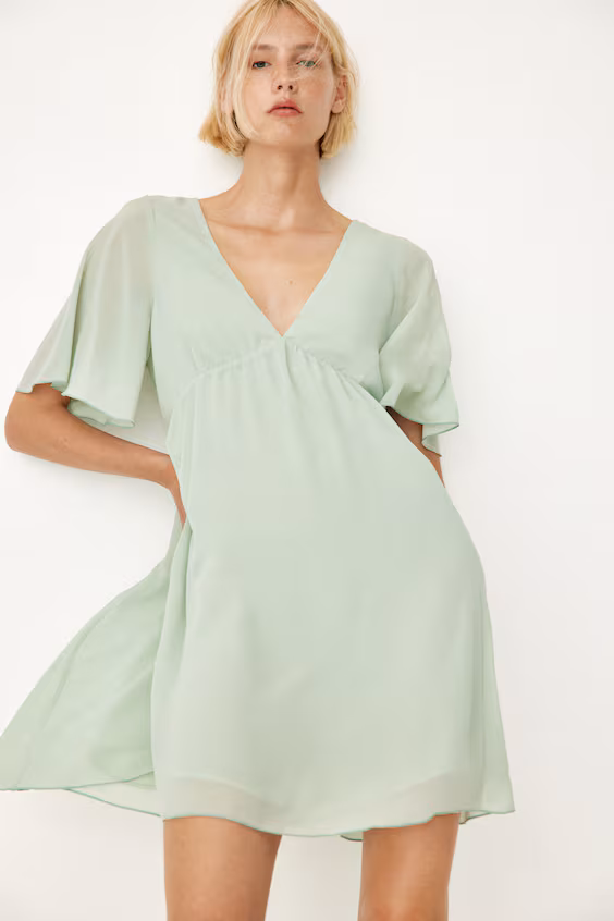 Платье из шифона с вырезом лодочкой