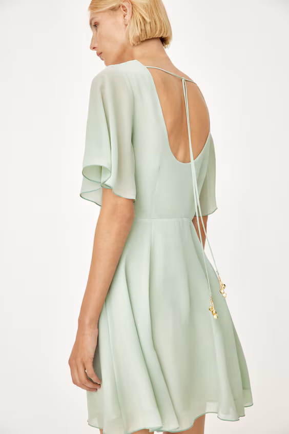 Платье из шифона с вырезом лодочкой