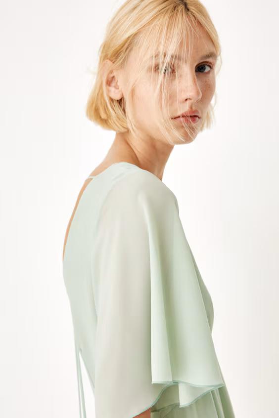 Платье из шифона с вырезом лодочкой