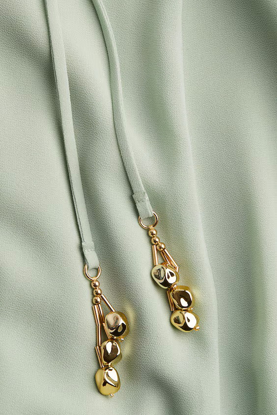 Платье из шифона с вырезом лодочкой