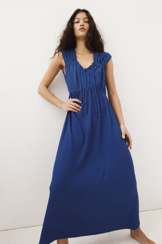 Платье с завязками на горловине