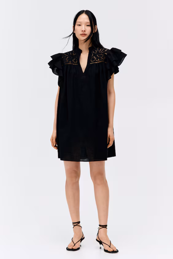 Платье с английской вышивкой и оборками на рукавах