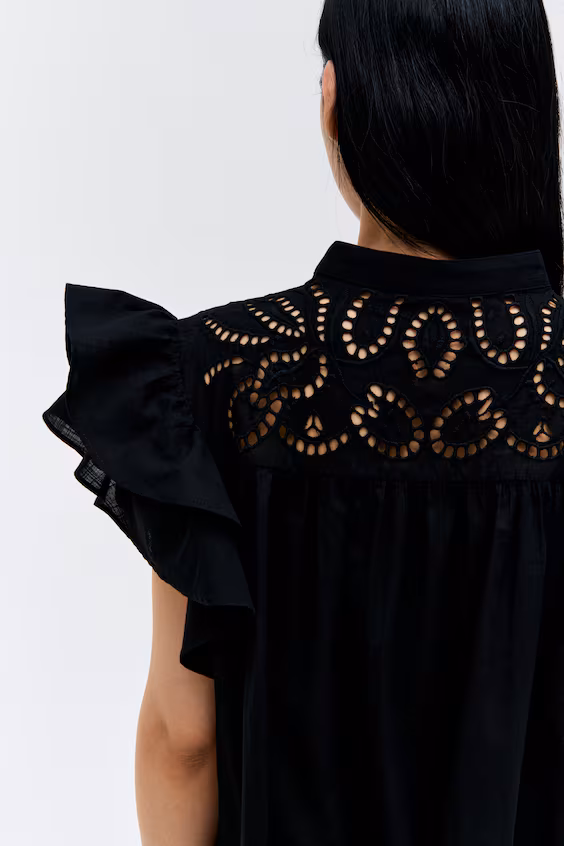 Платье с английской вышивкой и оборками на рукавах