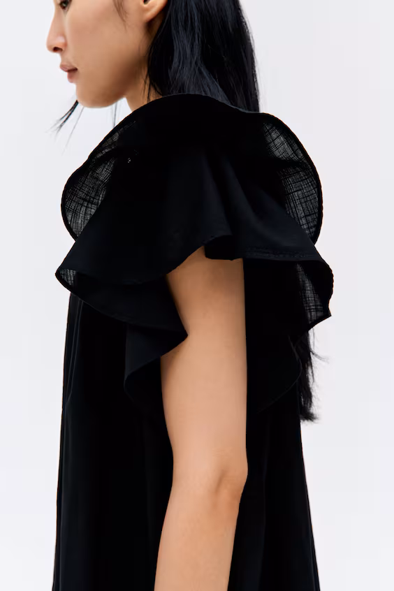 Платье с английской вышивкой и оборками на рукавах