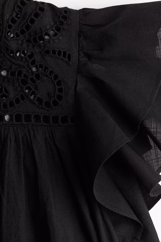 Платье с английской вышивкой и оборками на рукавах