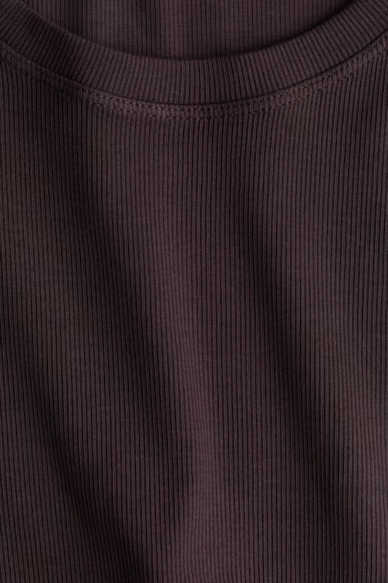 Топ без рукавов короткий в рубчик