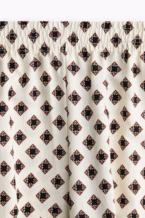 Широкие брюки на резинке