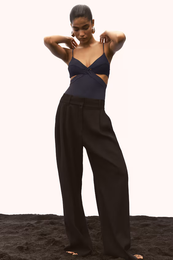 Купальник с вырезами и поролоновыми чашками