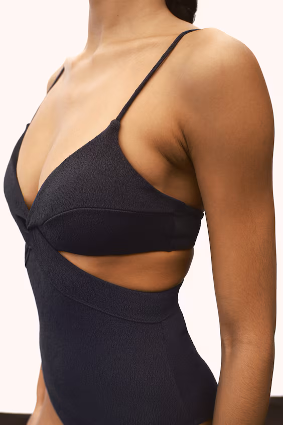 Купальник с вырезами и поролоновыми чашками