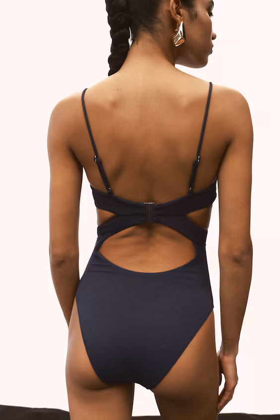 Купальник с вырезами и поролоновыми чашками