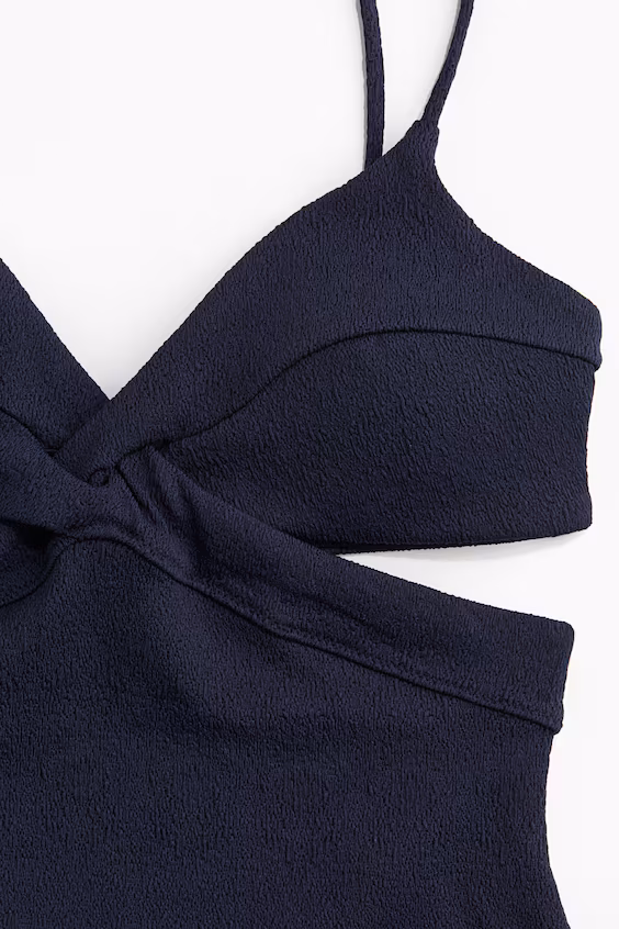 Купальник с вырезами и поролоновыми чашками