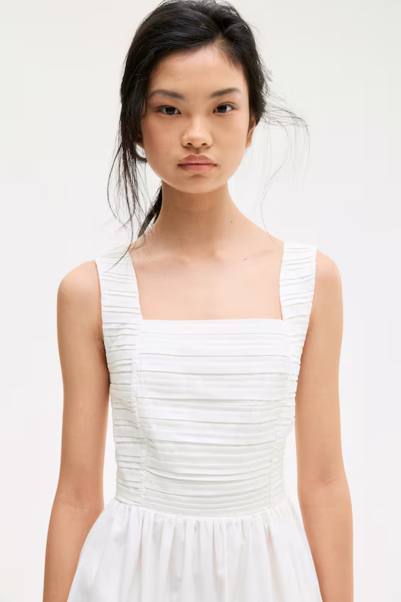 Платье с ребристым узором и расклешенной юбкой