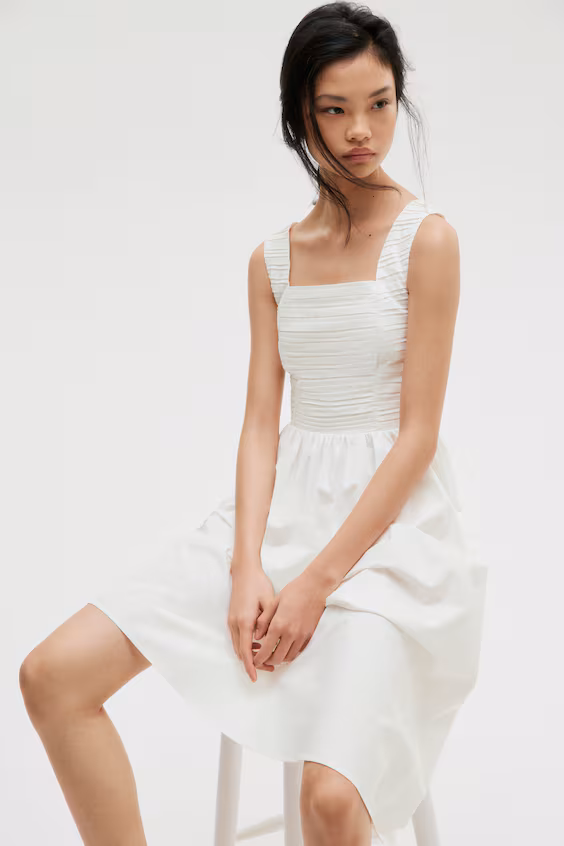 Платье с ребристым узором и расклешенной юбкой