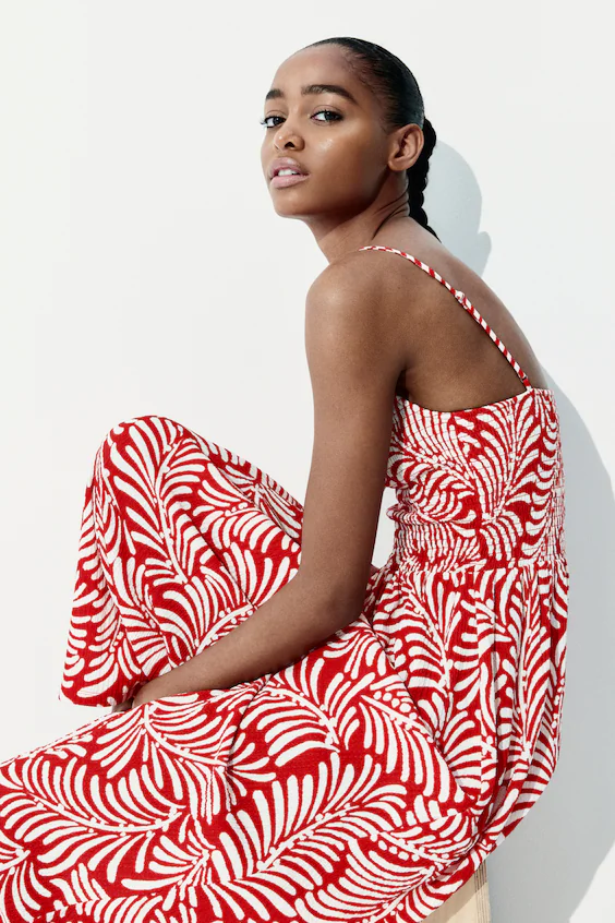 Платье с бретельками и корпусом smock в складку