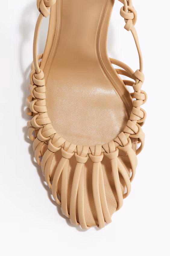 Туфли на высоком каблуке с деталями узлов