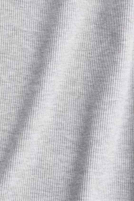 Свитер в рубчик с открытыми плечами