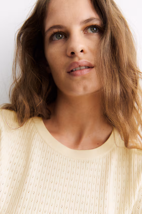 Футболка из вязаного материала с рельефным узором