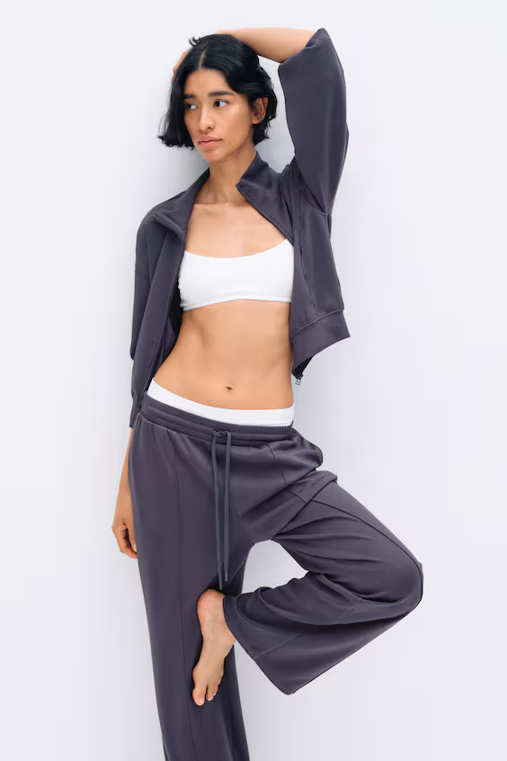 Брюки из очень мягкого материала с прессом спереди