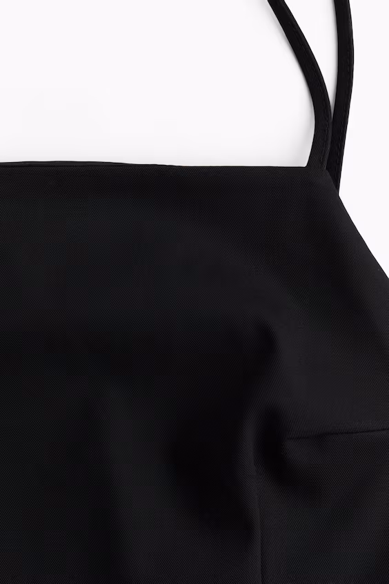 Платье с открытой спиной и тонкими бретелями