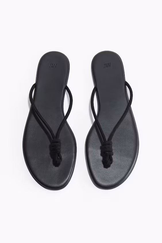 Шлепанцы с петлей и деталью узла