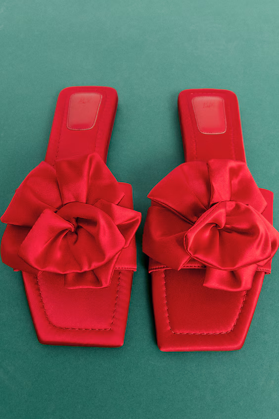 Сандалии из атласа с аппликацией