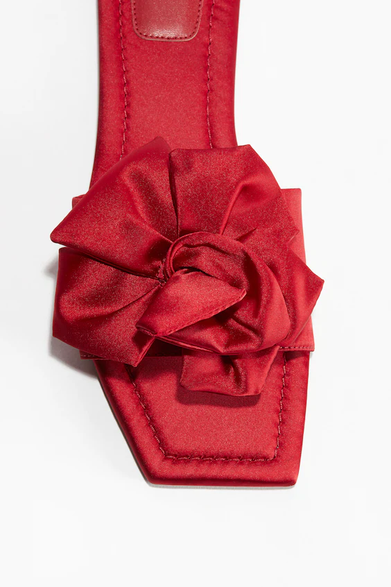 Сандалии из атласа с аппликацией