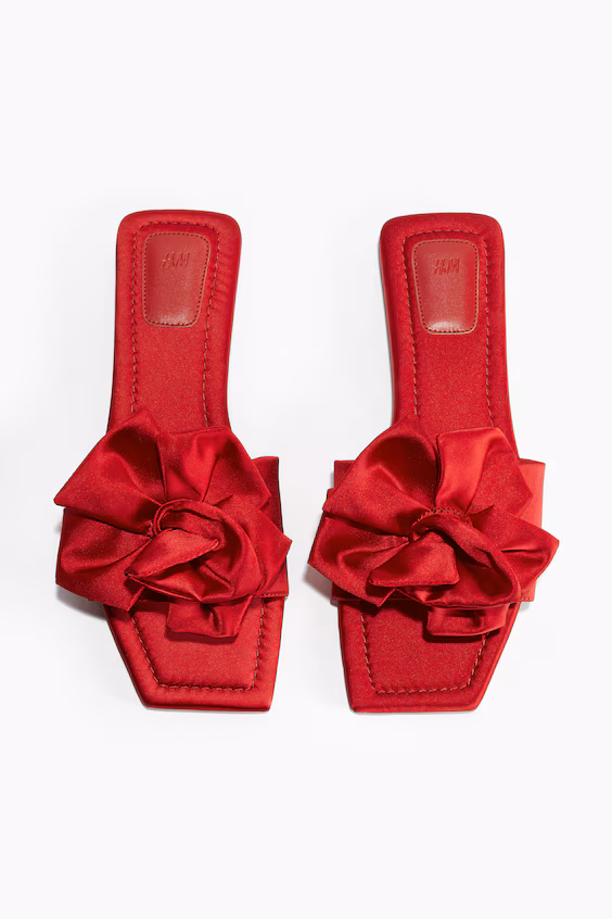 Сандалии из атласа с аппликацией