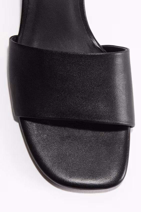 Сандалии из кожи с каблуком-котенок