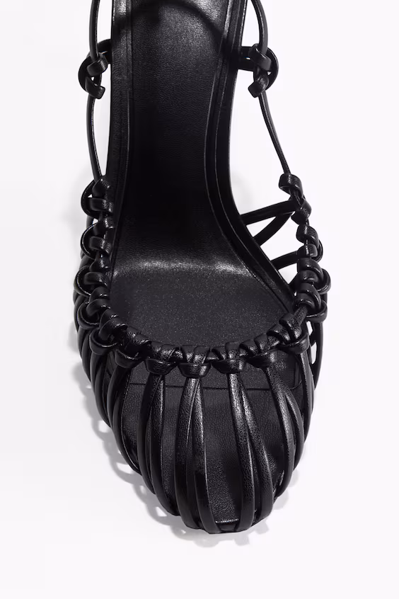 Туфли с открытым каблуком и деталями узлов