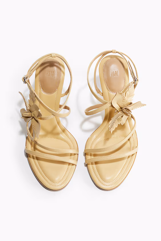 Босоножки на высоком каблуке с апликацией