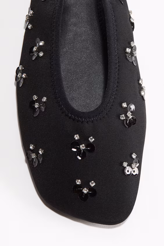 Туфли с открытым каблуком, украшенные