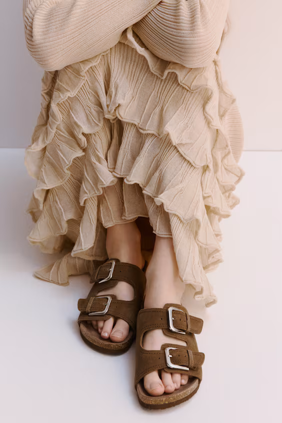 Сандалии из замши