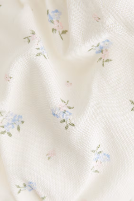 Платье с объемными рукавами