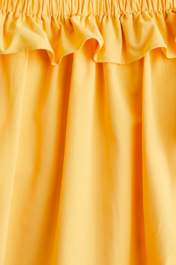 Блузка с обнаженными плечами и складками