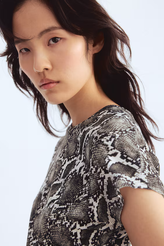 Свитер с покрывающими плечо рукавами