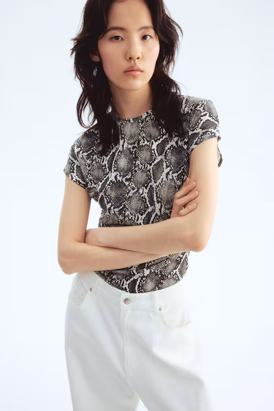 Свитер с покрывающими плечо рукавами