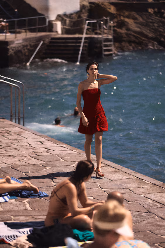 Платье на завязках с эффектом ласточкиного хвоста