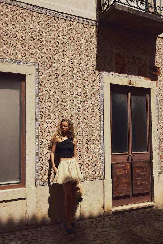 Топ с открытым плечом и оборкой