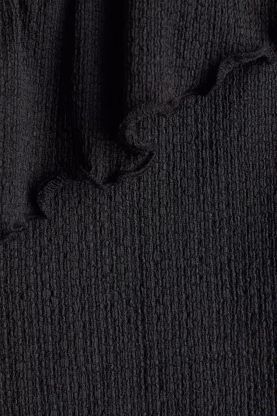 Топ с открытым плечом и оборкой