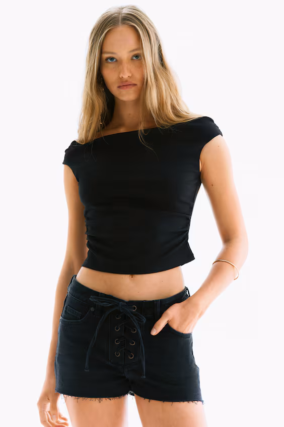 Топ с драпировкой и обнаженными плечами