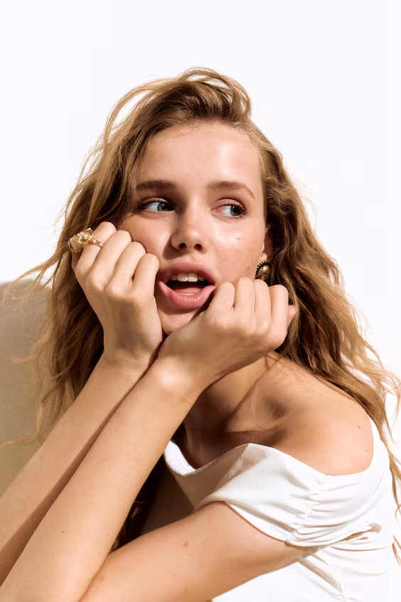 Топ с драпировкой и обнаженными плечами