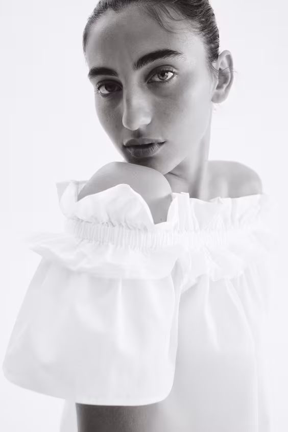 Блузка с обнаженными плечами и со складками