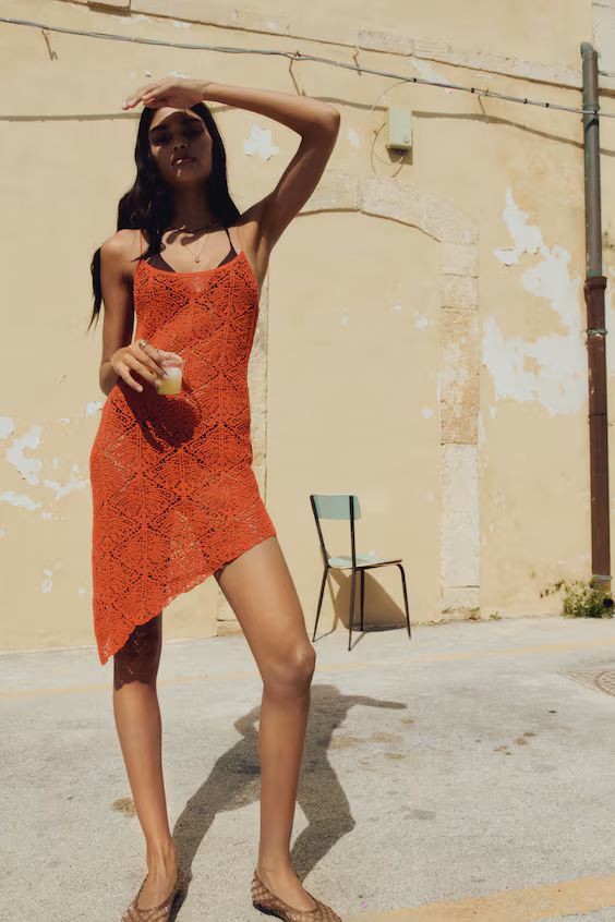 Платье на бретелях в стиле крючком