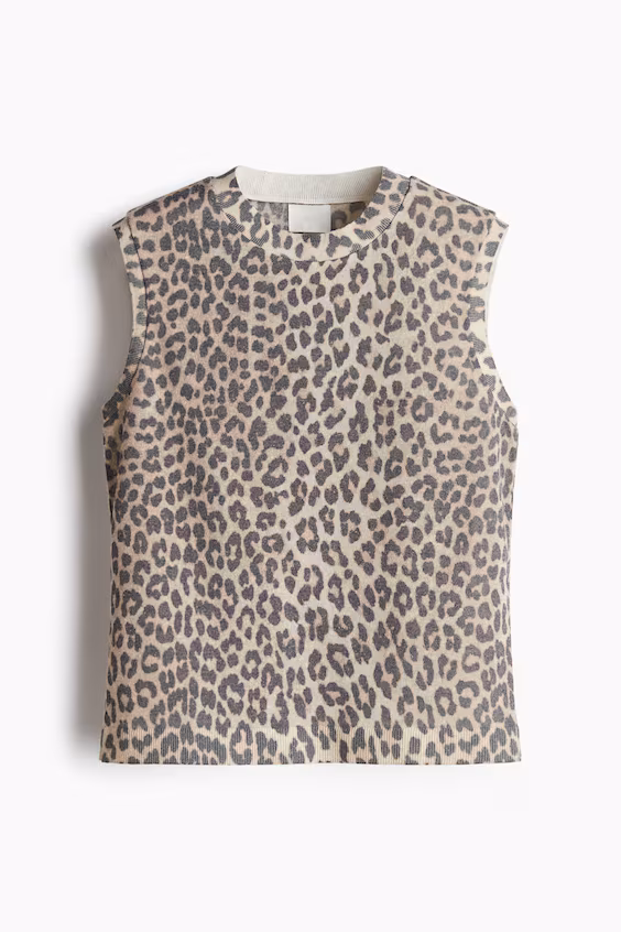 Свитер из тонкой вязаной ткани