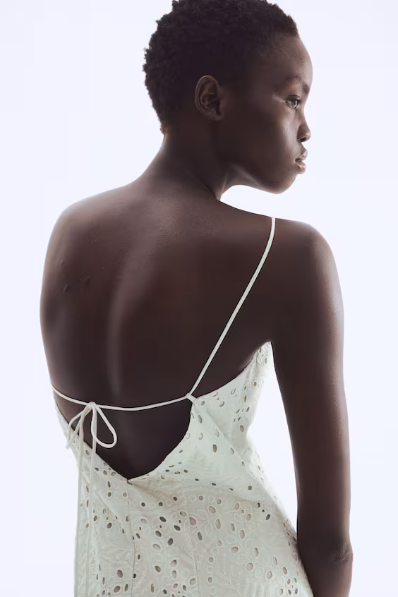 Платье с бретелями и аппликацией из английского кружева