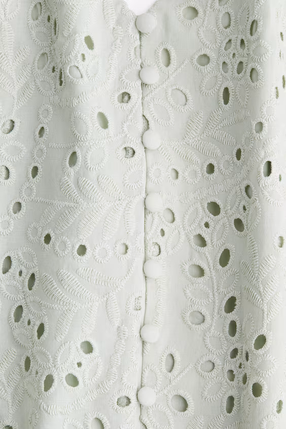 Платье с бретелями и аппликацией из английского кружева