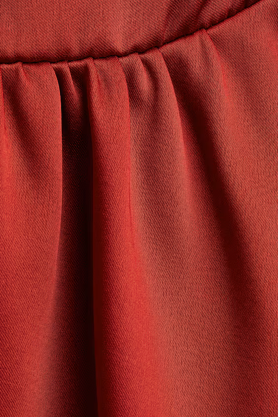 Платье с гипюровым лифом и объемной юбкой