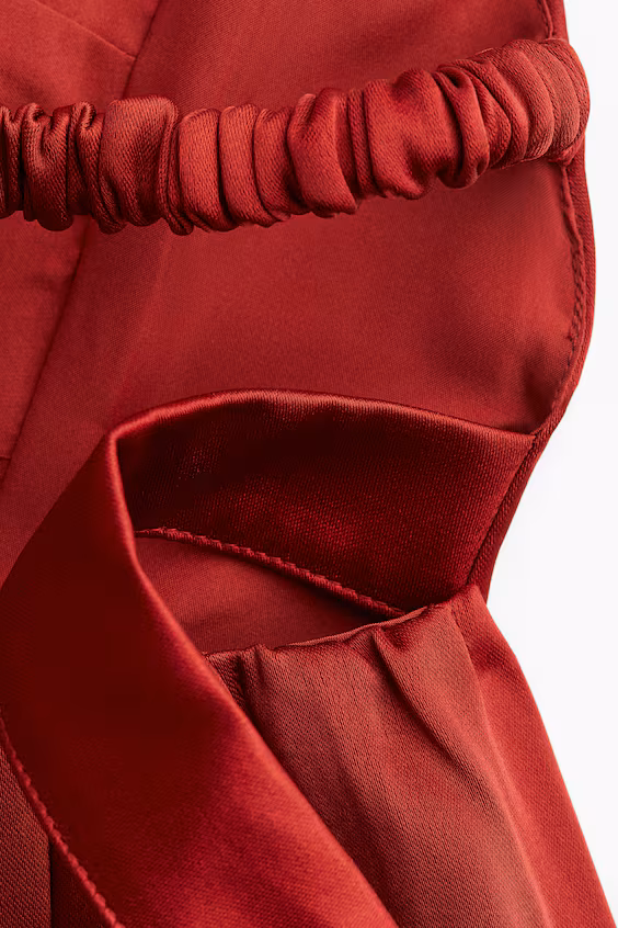 Платье с гипюровым лифом и объемной юбкой