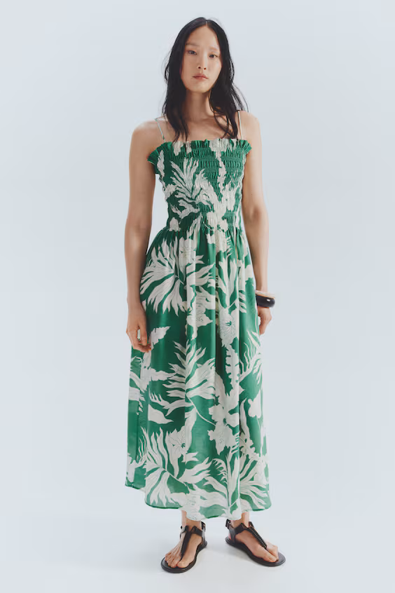 Платье с бретельками и сборкой смок на теле