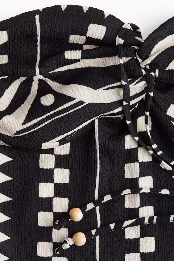 Короткий топ с запахом на шее